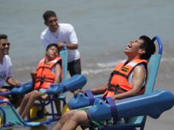 Se llevaron sillas para que las personas puedan acercarce a la playa, andar en la arena y meterse al mar. EL INFORMADOR / F. Atilano