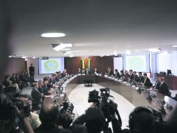 En sesión. Michel Temer, presidente interino de Brasil, se reunió por primera vez con todos sus ministros y la prensa. EFE /