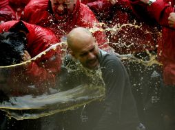 La de Alonso no es la única ducha de cerveza que recibió Pep. EFE / A. Gebert