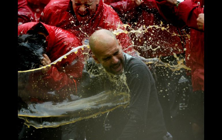 La de Alonso no es la única ducha de cerveza que recibió Pep. EFE / A. Gebert