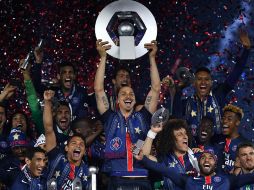 Zlatan Ibrahimovic levanta el trofeo de la Ligue 1 junto a sus compañeros AFP / F.Fife