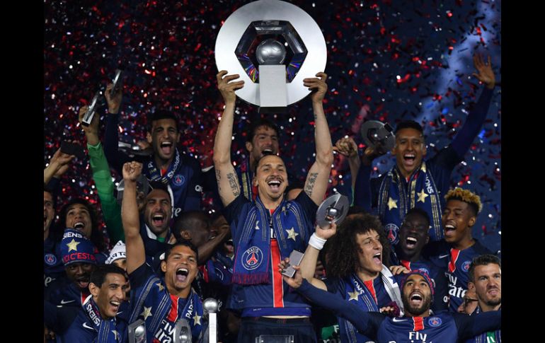 Zlatan Ibrahimovic levanta el trofeo de la Ligue 1 junto a sus compañeros AFP / F.Fife