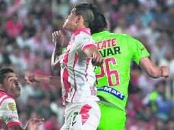 Jahir Barraza (#17), tiene adelante a los Rayos sobre los Bravos de Juárez, a falta de 90 minutos. MEXSPORT /