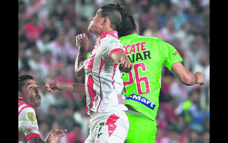 Jahir Barraza (#17), tiene adelante a los Rayos sobre los Bravos de Juárez, a falta de 90 minutos. MEXSPORT /