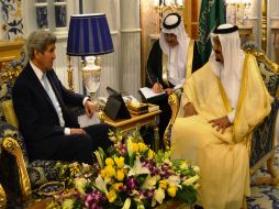 Salman bin Abdelaziz y John Kerry intercambian saludos antes de que tenga lugar la reunión oficial. AFP / D. Clark