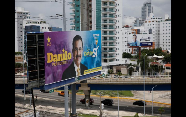 Muestras de carteles de campaña política en las calles de Santo Domingo. EFE / O. Barría