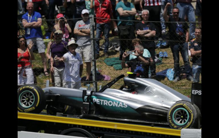 Apenas iniciada la carrera, la escudería Mercedes se quedó sin pilotos para el resto del recorrido en Montmeló. AP / E. Morenatti