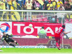 El volante de Chivas, Carlos Peña, al momento de estrellar el balón en el travesaño en el penal que tuvo la oportunidad de cobrar. MEXSPORT /