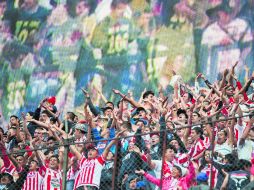 Una nutrida porra de las Chivas llenó la cabecera Sur del Estadio Azteca durante el partido de ayer ante las Águilas del América. MEXSPORT /