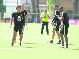 El jugador del América, Osvaldo Martínez (izquierda), bromea con el mediocampista brasileño William Da Silva. MEXSPORT /