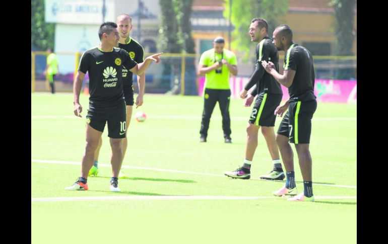 El jugador del América, Osvaldo Martínez (izquierda), bromea con el mediocampista brasileño William Da Silva. MEXSPORT /