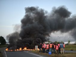 En Le Havre, al cierre de muchas carreteras por los camioneros se sumaba la movilización de estibadores. AFP / J. Evrard