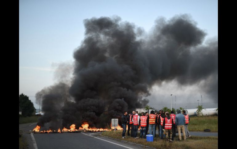 En Le Havre, al cierre de muchas carreteras por los camioneros se sumaba la movilización de estibadores. AFP / J. Evrard