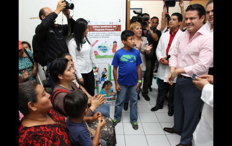 El mandataro lanzó el programa en la colonia El Bethel de Guadalajara. ESPECIAL / Aristóteles Sandoval