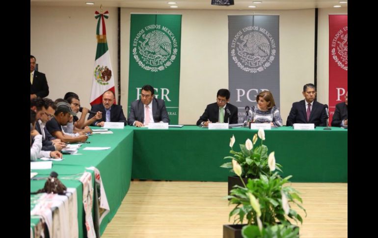 La procuradora Arely Gómez se reunió con los padres de los normalistas. TWITTER / @PGR_mx