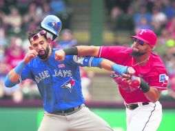 Rougned Odor (d) le propinó un golpe en el rostro a José Bautista, lo que le valió el castigo por parte de las Grandes Ligas. AP / R. Rodríguez