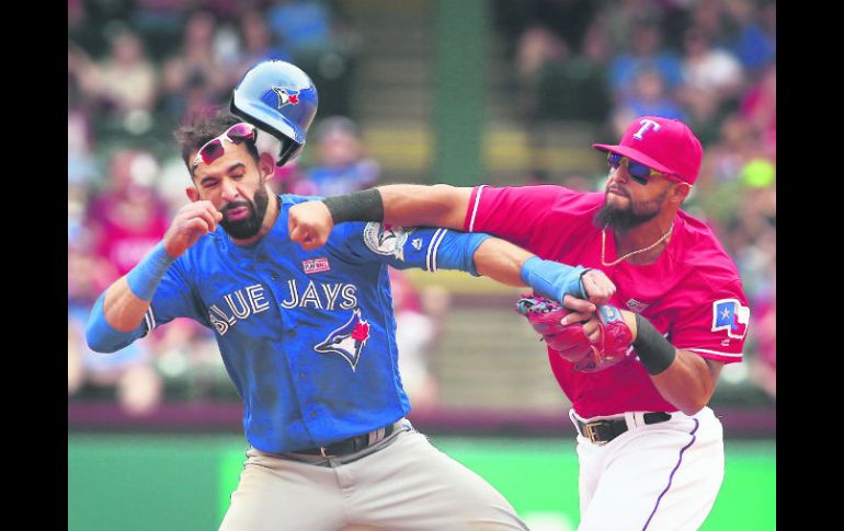 Rougned Odor (d) le propinó un golpe en el rostro a José Bautista, lo que le valió el castigo por parte de las Grandes Ligas. AP / R. Rodríguez