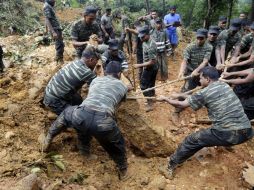 El Ejército ha sido desplegado en las áreas afectadas por los corrimientos de tierra, donde continúan las labores de rescate. EFE / M. A. Pushpa