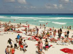 En ciudades con playa es mayor y más directa la exposición a los rayos del Sol. NTX / ARCHIVO