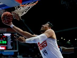 Gustavo Ayón sigue destacando en el basquetbol de España. EFE / J.Martín