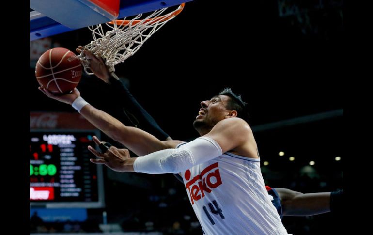 Gustavo Ayón sigue destacando en el basquetbol de España. EFE / J.Martín