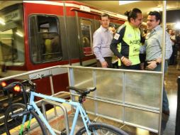 El gobernador, Aristóteles Sandoval dialoga con un ciclista en la inauguración de uno de los ciclopuertos ubicado en la Estación Tetlán TWITTER / AristotelesSD