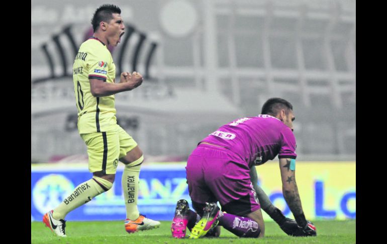 Osvaldo Martínez grita el gol que le hizo a Jonathan Orozco, quien poco pudo hacer para evitar la caída de su arco. MEXSPORT /