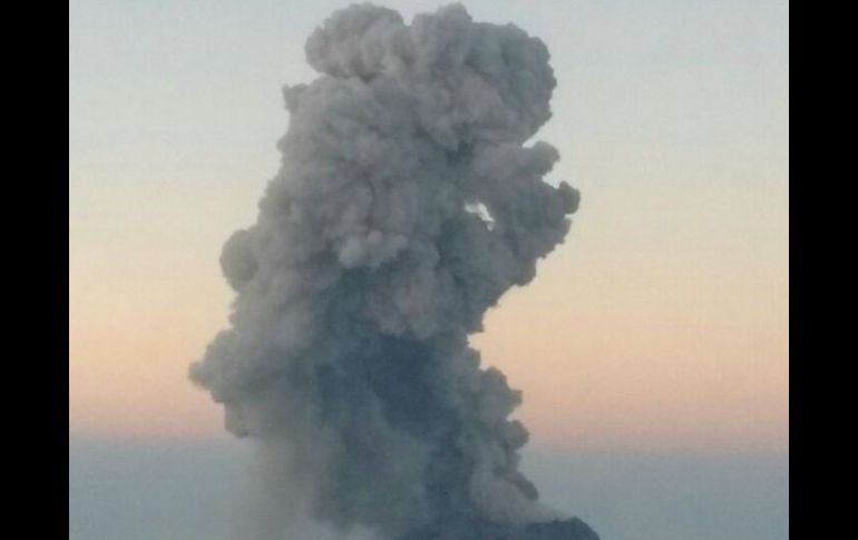 Esta mañana, nuevamente el Volcán El Colima expulsa una columna de humo que alcanzó mil metros. TWITTER / @PCJalisco