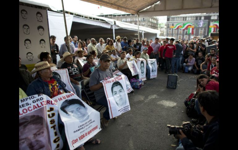 Los padres de los estudiantes de Ayotzinapa adelantan que buscarán el cumplimiento de las recomendaciones del GIEI. AP / ARCHIVO