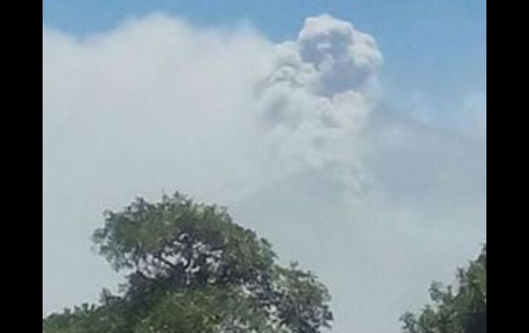 ''El Santiaguito'' es uno de los 33 volcanes que tiene Guatemala y, junto a ''Pacaya'' y ''de Fuego'', se mantiene muy activos. TWITTER / @ConredGuatemala