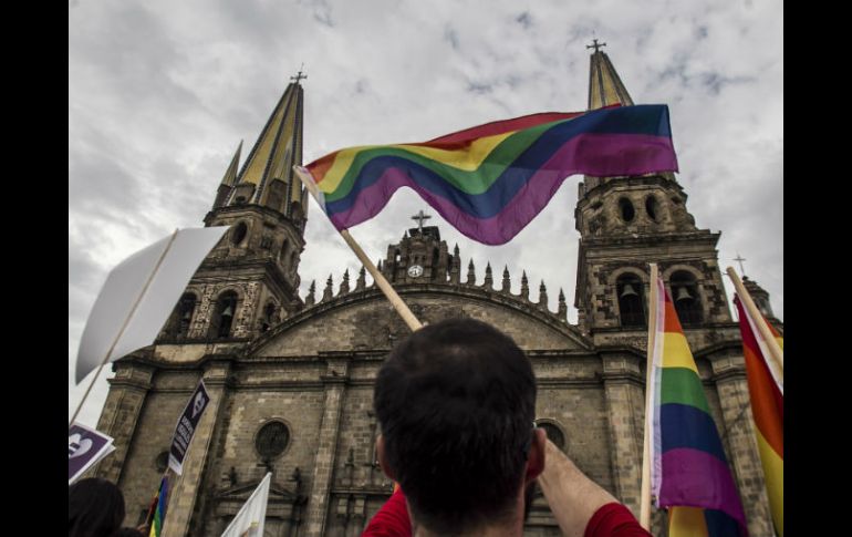 El martes, el Presidente Peña Nieto firmó una iniciativa para reconocer en el país los matrimonios gay, y evitar la discriminación. EL INFORMADOR / ARCHIVO