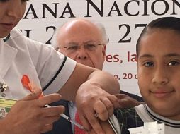 El secretario de Salud, José Narro Robles atestigua la aplicación de una vacuna del VPH a una niña. TWITTER / @censia_salud