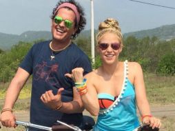 Shakira y Carlos Vives pedaleaban bajo el sol ardiente de Barranquilla. TWITTER / @shakira