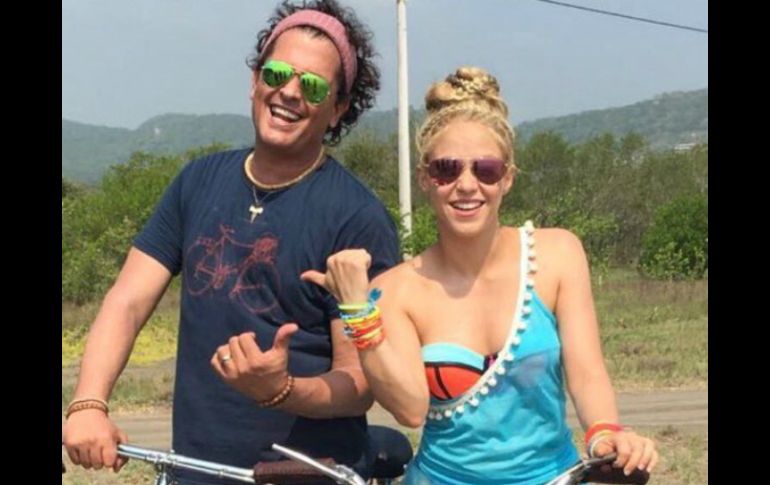 Shakira y Carlos Vives pedaleaban bajo el sol ardiente de Barranquilla. TWITTER / @shakira