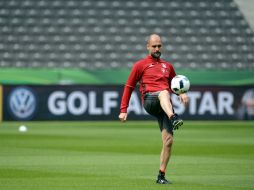 Pep Guardiola toca uno de sus últimos balones como DT del Bayern Munich. AP / A. Gebert