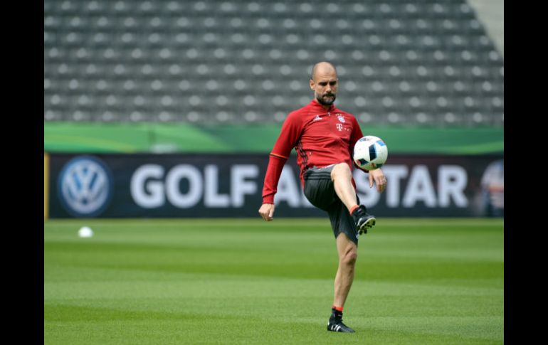 Pep Guardiola toca uno de sus últimos balones como DT del Bayern Munich. AP / A. Gebert