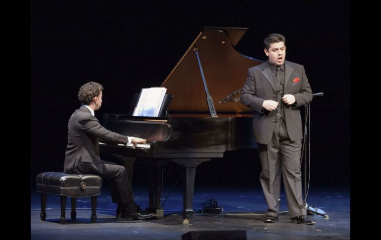 La carrera de Alfredo Daza lo ha llevado a recorrer el mundo con su voz. EFE /