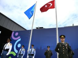 Personal de seguridad de las Naciones Unidas y oficiales de las fuerzas armadas turcas concurren a la inauguración del evento. AP / L. Pitarakis