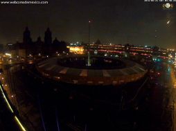 En esta imagen del Zócalo capitalino, en la parte superior derecha puede verse el meteorito de esta madrugada. TWITTER / webcamsdemexico