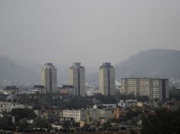 Según la OMS hay ciudades más contaminadas que la Ciudad de México, y éstas no tienen restricciones vehiculares, comenta. EFE / STR