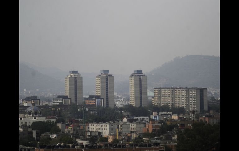 Según la OMS hay ciudades más contaminadas que la Ciudad de México, y éstas no tienen restricciones vehiculares, comenta. EFE / STR