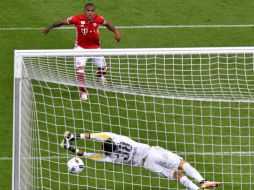 Thomas Mueller mantuvo al Bayern en control, y Douglas Costa anotó el disparo decisivo. EFE / P. Kneffel