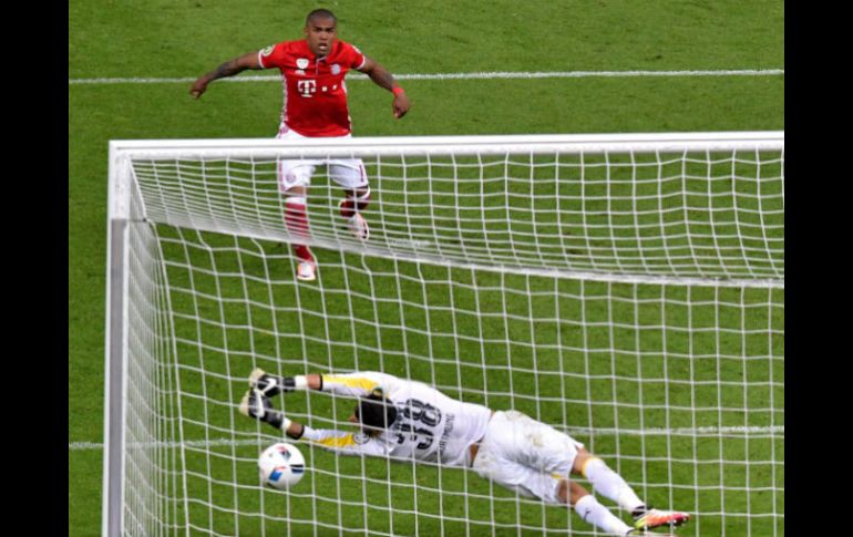 Thomas Mueller mantuvo al Bayern en control, y Douglas Costa anotó el disparo decisivo. EFE / P. Kneffel