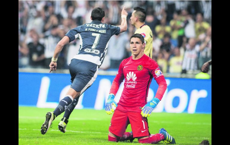 González y Sambueza se ven desilusionados tras el segundo gol de los regiomontanos, marcado por Rogelio Funes. MEXSPORT / E. Terrazas