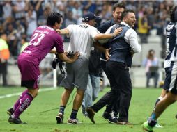 Antonio Mohamed (d) celebra la victoria ante Águilas del América. EFE / M. Sierra