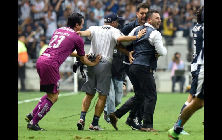 Antonio Mohamed (d) celebra la victoria ante Águilas del América. EFE / M. Sierra