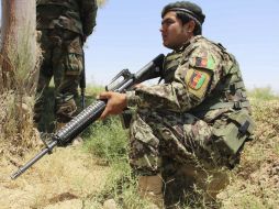 Miembros de las fuerzas de seguridad toman posiciones durante una operación contra combatientes talibanes. EFE / W. Yar