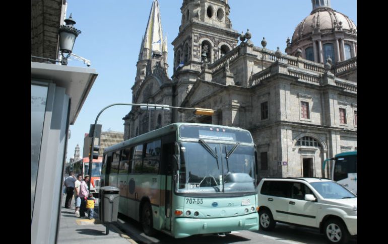 Los transportistas pueden recuperar la tarifa de 12 pesos una vez que instalen las mejoras necesarias en sus autobuses. EL INFORMADOR / ARCHIVO