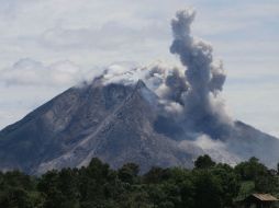 El Monte Sinabung, uno de los 120 volcanes más activos de Indonesia, estuvo inactivo durante cuatro siglos, hasta 2010 que se reactivó. AFP / A. Putra