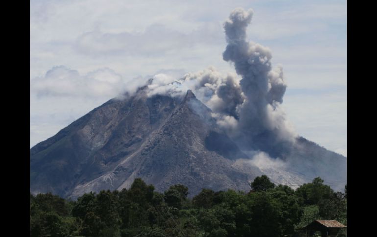 El Monte Sinabung, uno de los 120 volcanes más activos de Indonesia, estuvo inactivo durante cuatro siglos, hasta 2010 que se reactivó. AFP / A. Putra